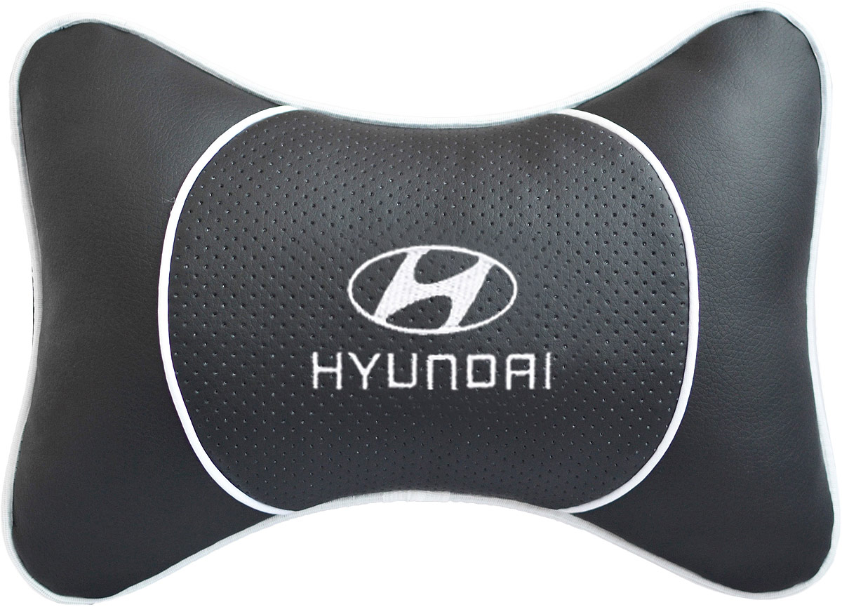 Подушка на подголовник Auto Premium Hyundai , цвет: черный. 3752737527 Подушка на подголовник Auto Premium Hyundai , цвет: черный. 3752737527Подушка на подголовник Люкс выполнена из черной гладкой экокожи, вставка из черной перфорированной экокожи имеет обрамление мягким кантом. Для нанесения вышивки используются высококачественные итальянские нитки. Подушка на подголовник - это прежде всего лучший способ создать комфорт для шеи и головы во время пребывания в автомобильном кресле. Такая подушка будет удобна как водителю, так и пассажиру. При производстве используются высококачественные, износостойкие материалы и гипоаллергенные наполнители.