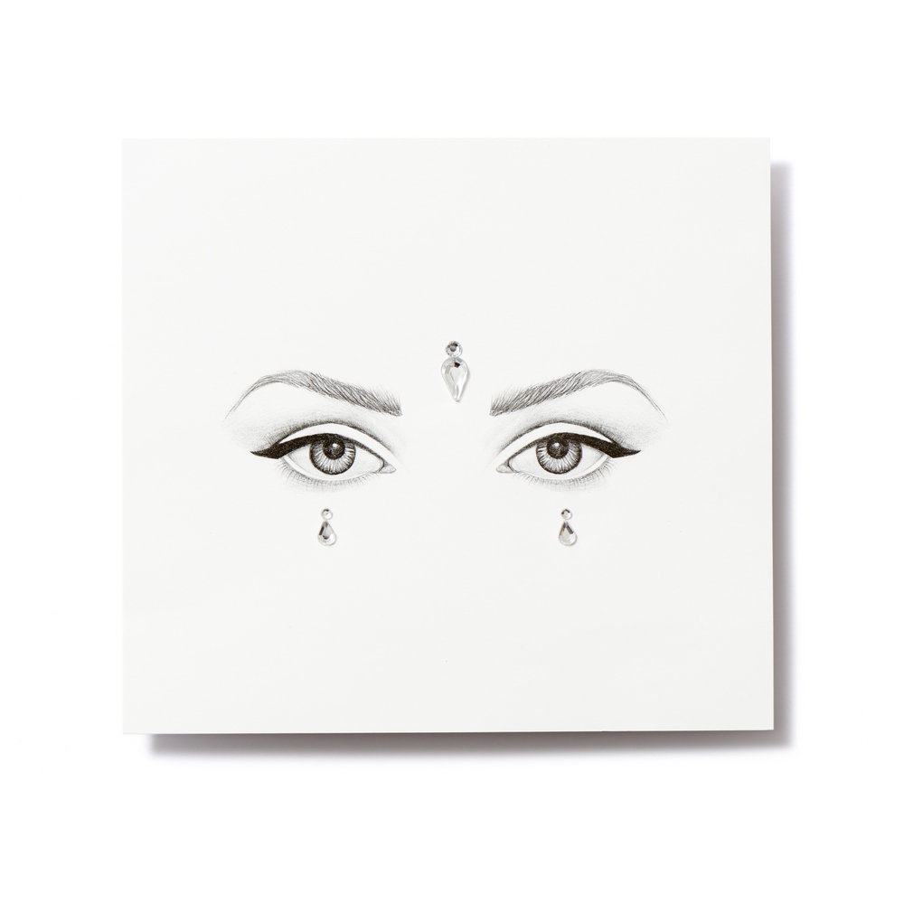Miami Tattoos Клеящиеся кристаллы для лица Crystalzzz Drops in Silver, 1 лист 15см*16смMT0053 Miami Tattoos Клеящиеся кристаллы для лица Crystalzzz Drops in Silver, 1 лист 15см*16смMT0053Miami Tattoos - это дизайнерские переводные тату-украшения. Коллекция кристаллов Crystalzzz — это модный аксессуар для вашей кожи, который наносится за считанные секунды. Больше вам не нужна помощь визажиста, чтобы создать необычный макияж. Просто отклейте кристаллы от прозрачной пленки и приклейте их на чистую кожу. Crystalzzz можно наносить как на лицо, так и на тело. Они не вызывают аллергию и абсолютно безопасны для кожи.