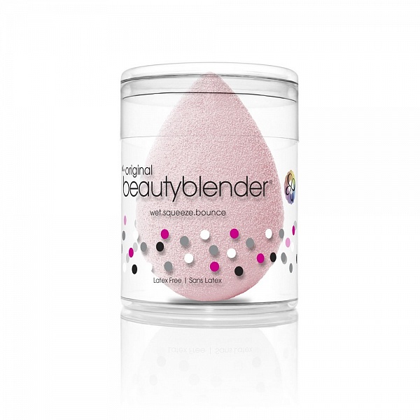 Спонж Beautyblender bubble1053 Спонж Beautyblender bubble1053Спонж beautyblender в новом нежно-розовом оттенке bubble, выпущенный в честь 15-летия бренда, позволяет с лёгкостью распределить тональное средство и создать безупречный макияж. Cпонж beautyblender имеет структуру открытой ячейки, которая наполняется небольшим количеством воды, когда спонж смачивают. Благодаря этому косметическое средство остается на поверхности спонжа, а не поглощается им. Технология использования - увлажнить. сжать. нанести. Все спонжи beautyblender безлатексные и не имеют запаха. beautyblender - американский бренд, созданный голливудским визажистом Реа Энн Сильва, у которой за плечами более 20 лет работы в бьюти-индустрии. Поначалу beautyblender был тайным ингредиентом съёмочных площадок, но после неоднократных побед в престижной бьюти-премии Allure Best of Beauty получил известность и признание во всем мире.
