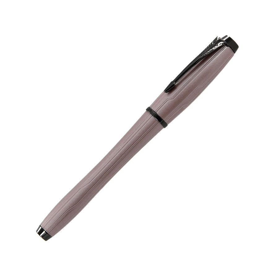 Parker Ручка перьевая Urban Premium Metallic Pink цвет розовыйPARKER-S0949260 Parker Ручка перьевая Urban Premium Metallic Pink цвет розовыйPARKER-S0949260Эта ручка создана, чтобы поражать, сконструирована, чтобы работать. Её нетрадиционная эргономичная форма, прочный корпус, отличный вес и баланс дают сочетание современности и искусства. Перо: Легированная сталь. Толщина пишущего узла: Тонкая (F). Корпус: Легированная сталь. Отделка: Многослойное лаковое покрытие, уникальная отделка, хромированные детали, логотип Parker (кольцо на корпусе и перо). Особенности: Заправляется чернильными картриджами, а также может быть заправлена чернилами из флакона при помощи конвертора. Размеры: 13,9 х 1,4 см.