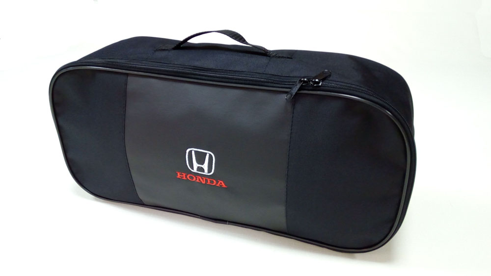 Сумка для набора техосмотра Auto Premium Honda. 6730367303 Сумка для набора техосмотра Auto Premium Honda. 6730367303Сумка для набора техосмотра выполнена из прочного и износоустойчивого материла (ПВХ 600) со вставкой из экокожи и вышивкой. Размер сумки 47х21х13. Идеально подходит для хранения огнетушителя, знака аварийной остановки, буксировочного троса и т.п.