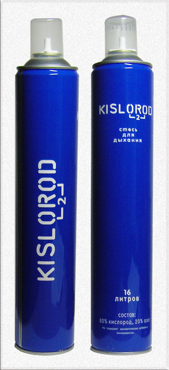 Kislorod 16л Дыхательная смесь (кислород 80%) с распылителем K16Lадаптер WN-114 adult/chil Kislorod 16л Дыхательная смесь (кислород 80%) с распылителем K16Lадаптер WN-114 adult/chilГазовая смесь, обогащенная кислородом (в 4 раза больше, чем в окружающем воздухе) положительно влияет на состояние человека. Достаточно 3-5 вдохов газовой смеси для того, чтобы почувствовать бодрость и прилив сил после нахождения в душном помещении, автомобиле, при занятиях спортом. Для кого:Мы рекомендуем использовать наш продукт:•жителям крупных городов с низким качеством атмосферного воздуха•людям, долго находящимся в душных закрытых и многолюдных помещениях•автолюбителям, подолгу находящимся в закрытом пространстве автомобиля в пробках или при длительных поездках•людям, испытывающим повышенные физические нагрузки (спорт, физкультура, физический труд) •людям, испытывающим повышенные умственные и эмоциональные нагрузкиДля чего:Применение смеси Kislorod даст Вам прилив бодрости, ускорит восстановление после высоких нагрузок, сократит последствия физических перегрузок спортсменов, сделает Вашу жизнь ярче и интереснее.Состав: Кислород - 80%, азот – 20%Без маскиОбъем газовой смеси - 16 литров