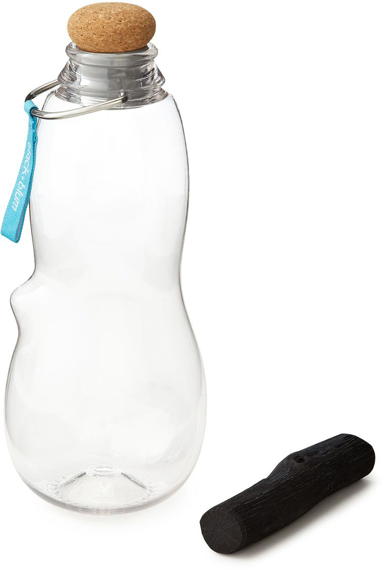 Эко-бутылка Black+Blum Eau Good, с фильтром, цвет: голубойEG001 Эко-бутылка Black+Blum Eau Good, с фильтром, цвет: голубойEG001Сделайте воду из-под крана полезной. Как? Очень просто – используйте бутылку со специальным фильтром-ионизатором. Наполните бутылку, поставьте в холодильник и через 6-8 часов вы получите чистую и вкусную воду. В основе технологии очищения лежит угольный фильтр Binchotan, широко используемый в Японии с 17 века. Он эффективно убирает хлор, минерализует воду и выравнивает PH-баланс. Фильтр сохраняет свою активность 6 месяцев и утилизируется без вреда для экологии. Если вы наполняете бутылку 1 раз в день, через 3 месяца прокипятите фильтр в течение 10 минут, дайте высохнуть и используйте снова. Бутылка сделана из прочного пищевого пластика, похожего на стекло, и выдержит любой удар. Обычный пластик разлагается сотни лет, так что лучше не засорять планету и использовать многоразовую посуду, тем более, если она выглядит так стильно! Объем: 800 мл.