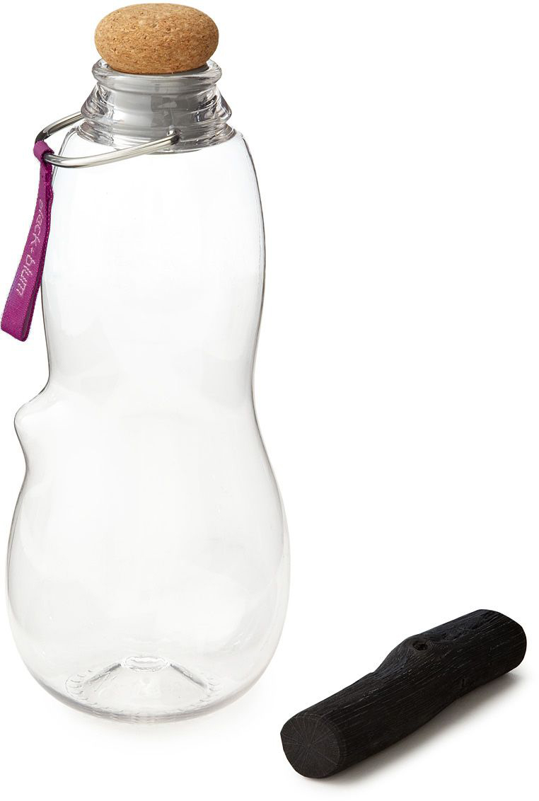 Эко-бутылка Black+Blum Eau Good, с фильтром, цвет: фиолетовыйEG003 Эко-бутылка Black+Blum Eau Good, с фильтром, цвет: фиолетовыйEG003Сделайте воду из-под крана полезной. Как? Очень просто – используйте бутылку со специальным фильтром-ионизатором. Наполните бутылку, поставьте в холодильник и через 6-8 часов вы получите чистую и вкусную воду. В основе технологии очищения лежит угольный фильтр Binchotan, широко используемый в Японии с 17 века. Он эффективно убирает хлор, минерализует воду и выравнивает PH-баланс. Фильтр сохраняет свою активность 6 месяцев и утилизируется без вреда для экологии. Если вы наполняете бутылку 1 раз в день, через 3 месяца прокипятите фильтр в течение 10 минут, дайте высохнуть и используйте снова. Бутылка сделана из прочного пищевого пластика, похожего на стекло, и выдержит любой удар. Обычный пластик разлагается сотни лет, так что лучше не засорять планету и использовать многоразовую посуду, тем более, если она выглядит так стильно! Объем: 800 мл.