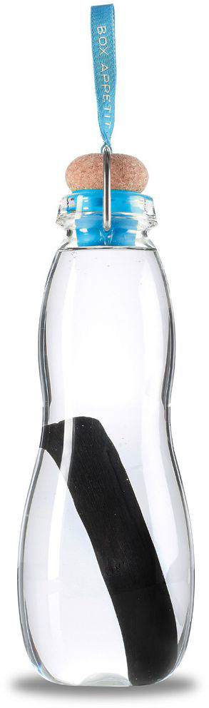 Эко-бутылка Black+Blum Eau Good Glass, с фильтром, цвет: голубойVT-1520(SR) Эко-бутылка Black+Blum Eau Good Glass, с фильтром, цвет: голубойVT-1520(SR)Эко-бутылка с угольным фильтром сделает воду вкусной и полезной. Неопреоновый чехол защищает емкость из боросиликатного стекла от трещин и повреждений. Через 6-8 часов после наполнения бутылки вода становится чистой.В основе технологии лежит угольный фильтр Binchotan, широко используемый в Японии с 17 века. Он эффективно убирает хлор, минерализует воду и выравнивает PH-баланс. Фильтр сохраняет свою активность 6 месяцев и утилизируется без вреда для экологии. Если наполнять бутылку 1 раз в день, то через 3 месяца нужно прокипятить фильтр в течение 10 минут, дать высохнуть и можно использовать снова.Объем: 600 мл.