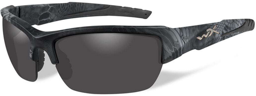 Очки солнцезащитные WileyX Valor Polarized, для охоты, рыбалки и активного отдыха, цвет: Smoke Grey (kryptek Typhon)TL-49-TP Очки солнцезащитные WileyX Valor Polarized, для охоты, рыбалки и активного отдыха, цвет: Smoke Grey (kryptek Typhon)TL-49-TPДымчато-серый линзы очков поглощают отражения и снижают блики. Данная модель очков отлично подходит для активного отдыха в условиях интенсивной освещенности.ПОЛЯРИЗАЦИОННЫЙ ФИЛЬТР 8ТМЗапатентованная WileyX технология поляризации линз обеспечивает 100% поляризацию и 100% защиту от ультрафиолетовых лучей для непревзойденной четкости и контрастности изображения.ЗАЩИТА ОТ УДАРОВ НА ВЫСОКОЙ СКОРОСТИОправа и линзы должны выдерживать удар тяжелого снаряда весом 500 гр, падающего с высоты 127 смПРОЧНОЕ ПОКРЫТИЕУстойчивое к царапинам покрытие защищает линзы от механических повреждений и продлевает срок их службы.АНТИБЛИКОВОЕ ПОКРЫТИЕАнтибликовое покрытие устраняет нежелательные отражения с поверхностей линз. ВОДООТТАЛКИВАЮЩЕЕ ПОКРЫТИЕВодоотталкивающее покрытие обеспечивает скатывание воды с поверхности линз. Используется только на поляризационных линзах.