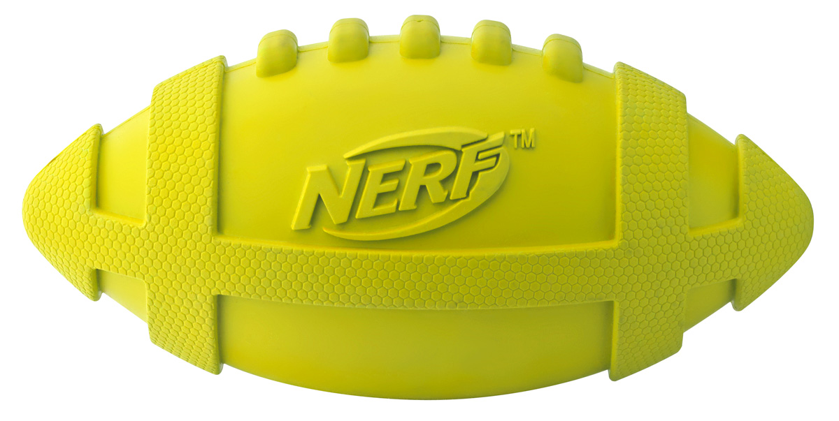 Игрушка для собак Nerf Мяч для регби, пищащий, 17,5 см0120710 Игрушка для собак Nerf Мяч для регби, пищащий, 17,5 см0120710Мяч-регби из сверхпрочной резины!Подходит для собак с самой мощной челюстью! Оптимален для игры с собакой и отработки команды АпортВысококачественные прочные материалы, из которых изготовлена игрушка, обеспечивают долговечность использования!Звук мяча дополнительно увлекает собаку игрой!Яркие привлекательные цвета!Игрушки Nerf Dog представлены в различных сериях в зависимости от рисунка, фактуры и материала, из которого они изготовлены (резина, ТПР, нейлон, пластик, каучук).Размер: 17,5 см, M.