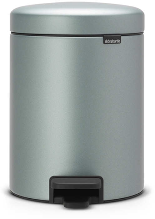Мусорный бак с педалью Brabantia NewIcon, 5 л. 112942112942 Мусорный бак с педалью Brabantia NewIcon, 5 л. 112942112942Этот 5-литровый бак с педалью идеально подходит для ванной, туалета или детской комнаты. Бесшумный – плавное закрывание крышки и необыкновенно мягкий ход педали. Не пропускает запах – плотно прилегающая крышка. Устойчивый – специальное устройство, предотвращающее опрокидывание бака. Не повреждает пол – нескользящее основание. Удобная очистка – съемное внутреннее пластиковое ведро. Всегда опрятный вид – в комплекте идеально подходящие по размеру мешки для мусора PerfectFit (размер В). Сертификат соответствия концепции регенерации Cradle to Cradle. Изготовлен на 40% из переработанных материалов, подлежит вторичной переработке вместе с упаковкойна 98%. 10 лет гарантии. Brabantia c заботой о вашем доме и планете. Добрые дела сегодня – залог счастливого завтра. Мусорные баки с педалью newIcon не только безупречно красивы, они еще и надежные работники! Покупая этот бак, вы вносите вклад в крупнейший проект по очистке мирового океана от пластикового...
