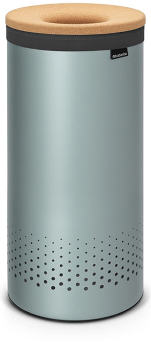 Бак для белья Brabantia, 35 л. 104381104381 Бак для белья Brabantia, 35 л. 10438110438135-литровый бак для белья Brabantia выполнен из стойких к коррозии материалов и идеально подходит для влажных помещений. Благодаря классическому дизайну бак легко впишется в интерьер Вашей ванной комнаты! Изготовлен из коррозионностойких материалов (нержавеющая сталь и пластик). Металлическая крышка с отверстием, которое позволяет положить мелкие предметы в бак, не открывая крышку. Пластиковое защитное кольцо предотвращает повреждение пола. Вентиляционные отверстия на корпусе позволяют содержимому бака дышать, что позволяет избежать появления неприятного запаха. Съемный мешок для белья легко менять. Благодаря прорезиненным краям мешок не соскальзывает в корзину. В комплект входит съемный моющийся мешок для белья. •Гарантия 10 лет.