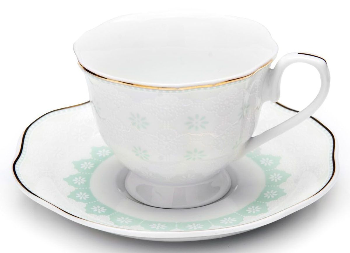 Кофейный сервиз Loraine, 110 мл, цвет: мятный, подарочная упаковка. 26445-126445-1 Кофейный сервиз Loraine, 110 мл, цвет: мятный, подарочная упаковка. 26445-126445-1Кофейный набор на 6 персон Loraine выполнен из высококачественного костяного фарфора - материала безопасного для здоровья и надолго сохраняющего тепло напитка.Несмотря на свою внешнюю хрупкость, каждый из предметов набора обладает высокой прочностью и надежностью. Элегантный классический дизайн с тонкой золотой каймой делает этот кофейный набор прекрасным украшением любого стола. Набор аккуратно упакован в подарочную упаковку, поэтому его можно преподнести в качестве оригинального и практичного подарка для своих родных и самых близких. В наборе: 6 кофейных чашек, 6 блюдец. Подходит для мытья в посудомоечной машине.