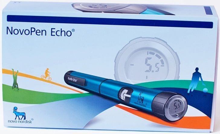 Шприц-ручка NovoPen Echo1239 Шприц-ручка NovoPen Echo1239Инсулиновая шприц-ручка НовоПен Эхо (NovoPen Echo) - механическая шприц-ручка фирмы Novo Nordisk (Ново Нордиск) с дисплеем, показывающим набранную дозу изапоминающая последнюю дозу инсулина и ее время. Шаг ручки всего пол-единицы (0,5 ед.) инсулина благодаря чему она рекомендуется к применению у детей и взрослых с потребностью в малых дозах инсулина. Позволяет вводить инсулин дозой от 0,5 единиц до 30 единиц с шагом в пол единицы. Особенности: NovoPen Эхо предназначена для использования только с инсулинами фирмы Novo Nordisk в картриджах по 3 мл. инсулина. Уникальный Дисплей памяти отображающий дозу инсулина и время прошедшее с последней инъекции. Минимальный шаг набора дозы инсулина - 0,5 ед. Вы можете установить нужную дозу с точностью до 1/2 единицы. Максимальная доза за один набор - 30 ед. Визуальный и звуковой контроль при наборе каждой единицы инсулина Возможность отмены набранной дозы Внимание! Совместимость шприц-ручки с...