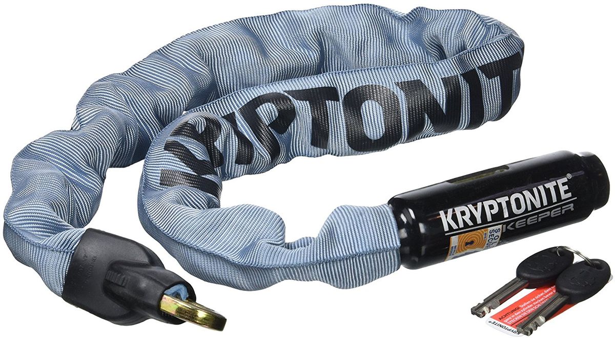 Замок велосипедный Kryptonite Chains Keeper 785 Integrated Chain, цвет: серый, 320720018001607 Замок велосипедный Kryptonite Chains Keeper 785 Integrated Chain, цвет: серый, 320720018001607Модель Kryptonite Keeper 785 Color Series — базовая цепь, которая подойдет, чтобы пристегнуть ваш велосипед при походе в магазин или кафе. Если же вы планируете оставить ваш велосипед на более длительный срок, то мы советуем вам купить модель с усиленной защитой. По шкале производителя цепь имеет 5 из 10 уровень надёжности. В комплекте идут 2 ключа. - Закаленные звенья из марганцевой стали толщиной 7 мм - Покрытие цепи из нейлона, замка из винила - Компактные размеры - 2 ключа в комлекте - Программа Key Safe (заказ дополнительного ключа при потере) - Уровень защиты 5 из 10 Диаметр звена цепи: 7 мм Длина цепи: 85 см Вес модели: 1,59 кг.