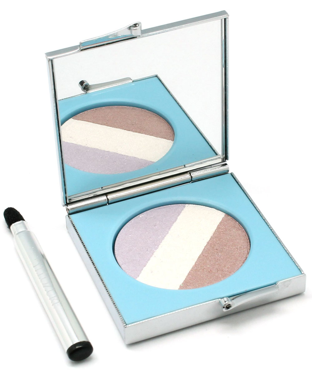 Yllozure Тени для век Trio Soyeux, тон 023002Y Yllozure Тени для век Trio Soyeux, тон 023002YТрехцветные тени имеют в составе микроскопические перламутровые частицы, которые, после нанесения теней, создают эффект внутреннего свечения кожи век. Они не осыпаются, не собираются одну линию на сгибе век. Воздушные тени для век отличаются сверхлегкой текстурой и однородностью состава. Нанесенные на кожу шелковистые тени совершенно не ощутимы. Гармоничные оттенки теней отличаются устойчивостью и покрывают кожу тонким слоем. Воздушный шелк, включают в упаковку три цвета, создающие эффект плавно перетекающих друг в друга оттенков. Веки мягко отсвечивают нежными и легкими, как шелк, пиментами.