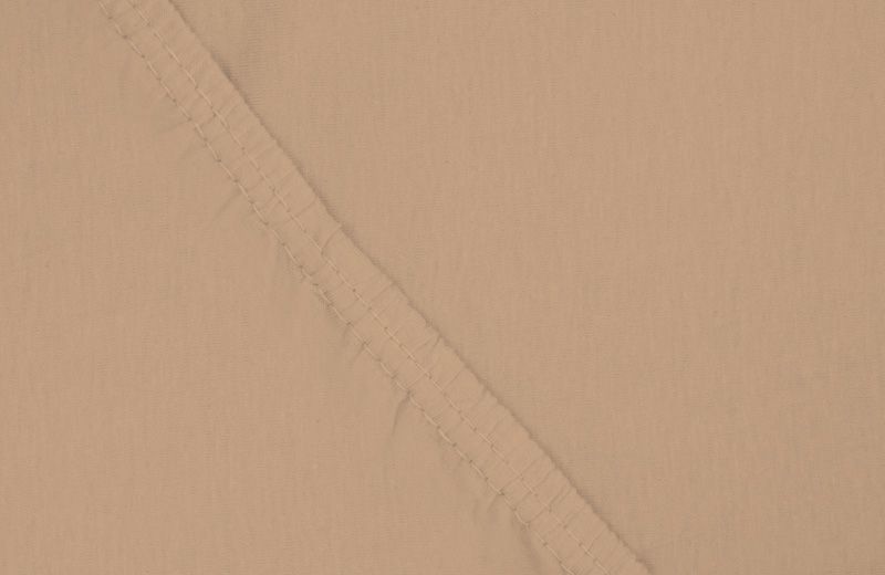 Простыня на резинке Ecotex, цвет: бежевый, 140 х 200 смПРТ14 бежевый Простыня на резинке Ecotex, цвет: бежевый, 140 х 200 смПРТ14 бежевыйЗдоровый сон – залог хорошего самочувствия на протяжении всего дня. Простыня на резинке по всему периметру – это очень удобно! Она всегда ровно, без единой морщинки, застилает матрас. Легко заправляется и фиксируется с помощью «юбки» с резинкой по всему периметру. Нежное прикосновение к телу бархатного на ощупь хлопка, мягкая фактура ткани – вот основное преимущество трикотажных простыней на резинке. Они практичны в уходе, не требуют глажения после стирки, мягкие, экологичные, защищают матрас от загрязнений.