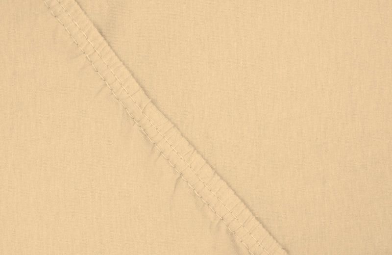 Простыня на резинке Ecotex, цвет: коралловый, 160 х 200 смПРТ16 персиковый Простыня на резинке Ecotex, цвет: коралловый, 160 х 200 смПРТ16 персиковыйЗдоровый сон – залог хорошего самочувствия на протяжении всего дня. Простыня на резинке по всему периметру – это очень удобно! Она всегда ровно, без единой морщинки, застилает матрас. Легко заправляется и фиксируется с помощью «юбки» с резинкой по всему периметру. Нежное прикосновение к телу бархатного на ощупь хлопка, мягкая фактура ткани – вот основное преимущество трикотажных простыней на резинке. Они практичны в уходе, не требуют глажения после стирки, мягкие, экологичные, защищают матрас от загрязнений.