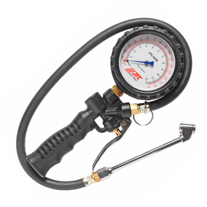 JTC Манометр шинный многофункциональный до 170PSI. JTC-4058LJTC-4058L JTC Манометр шинный многофункциональный до 170PSI. JTC-4058LJTC-4058LМанометр с рукоятью и ручным клапаном. Выполняет три функции: проверка давления, сбрасывает давление до нужного значения, накачивает до нужного значения. Большой (80 мм.) датчик, с функцией вращения на 360°. Длина трубки: 600 мм. Прибор обладает легким весом: 630 гр. Погрешность: до 110psi: +-2psi: более 110psi: +-4psi. Давление: 170psi/12бар (1200кПа). Габаритные размеры: 190/90/40 мм. (Д/Ш/В) Вес: 434 гр.