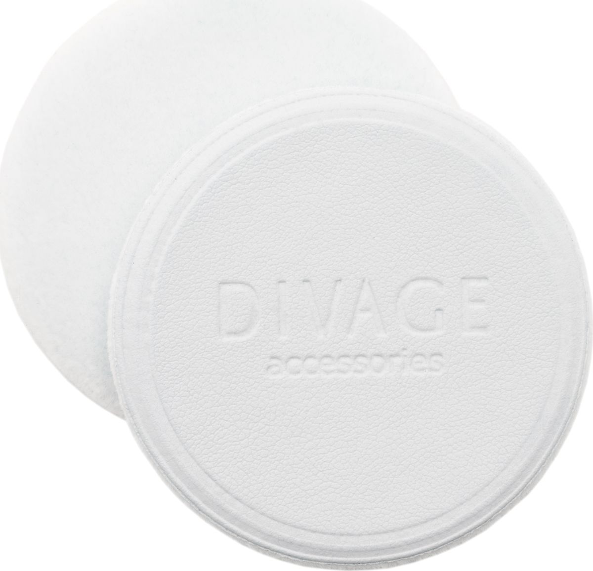 Divage Accessories - Спонж для пудры круглый, белый d60 мм2101-WX-01 Divage Accessories - Спонж для пудры круглый, белый d60 мм2101-WX-01Ультра мягкий флоковый спонж для нанесения и смешивания румян, а также для компактной или рассыпчатой пудры изготовлен из высококачественного микроволокна. Превращает процесс нанесения макияжа в удовольствие. Стильный дизайн и противоскользящая лицевая поверхность из искусственной кожи для наибольшего удобства в использовании. Имеет стандартный размер, подходящий для большинства пудрениц. СОВЕТ ОТ DIVAGE: Содержи флоковый спонж в чистоте. После применения тщательно промой теплой водой с мылом, бережно отожми, распрями и просуши для дальнейшего применения.