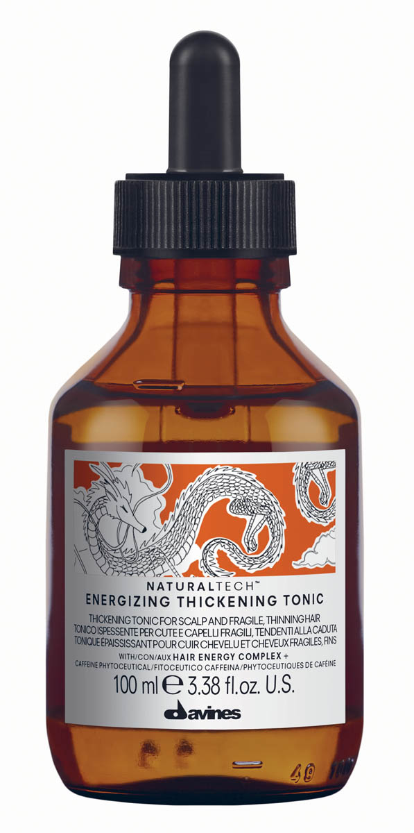 Davines Energizing Thickening Tonic Энергетический утолщающий тоник, 100 мл72523WD Davines Energizing Thickening Tonic Энергетический утолщающий тоник, 100 мл72523WDЛосьон Давинес предназначен для ухода за ослабленной кожей головы и хрупкими волосами, склонными к выпадению. Стимулирует микроциркуляцию кожи головы. Служит для профилактики сезонного выпадения волос, замедляет процесс облысения за счет мощной стимуляции метаболизма. Содержит фитоактив кофеина. Его действие усилено присутствием сиртуинов и бета-глюкана. Кофеин стимулирует клеточный метаболизм кожи головы, а сиртуины, часто называемые белками долголетия, являются мощными антиоксидантами и обладают омолаживающим действием, стимулируя и укрепляя кожу головы. Благодаря содержанию эфирных масел корицы, имбиря и черного перца, Лосьон Davines оказывает бодрящее действие. Имеет легкий стайлинговый эффект, слегка фиксируя волосы. РН 5,5 Способ применения:Нанесите на кожу головы и массируйте до полного впитывания. Не смывайте.Объем: 100 мл