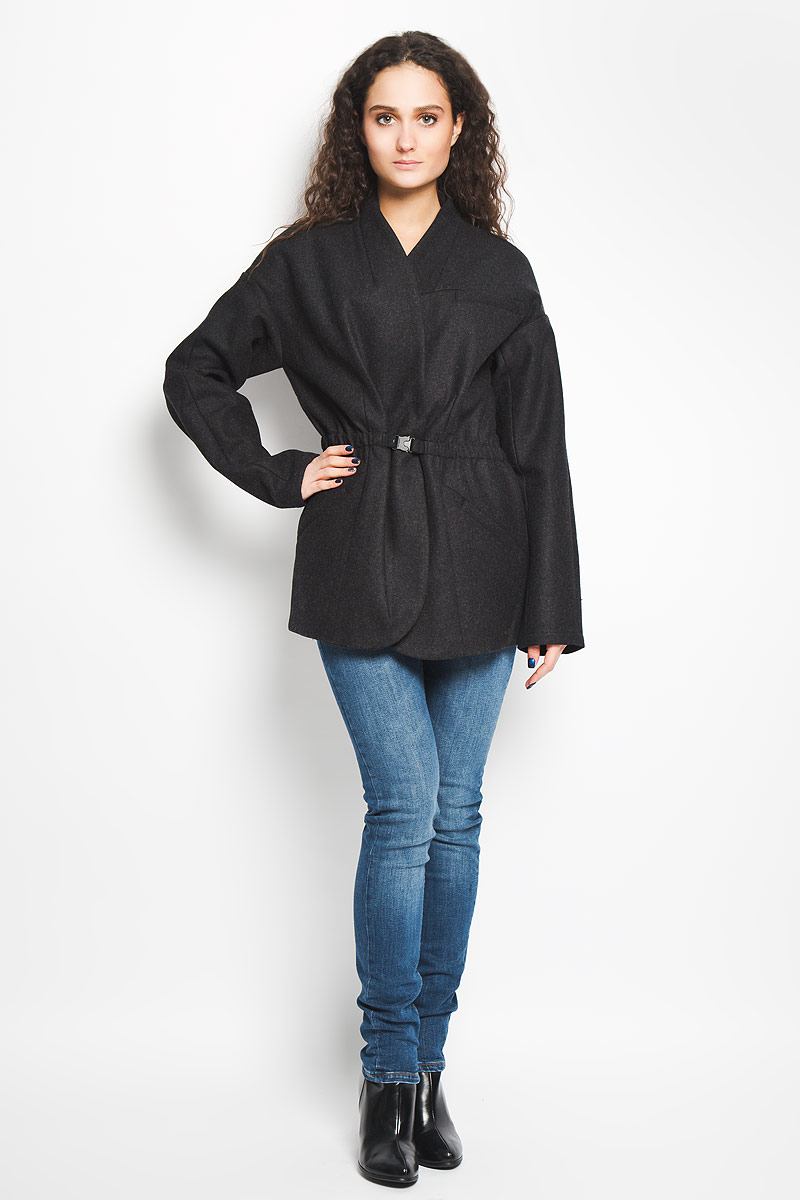 Пальто женское Calvin Klein Jeans, цвет: черный. J2IJ203820. Размер XL (50/52)W51599P67 Пальто женское Calvin Klein Jeans, цвет: черный. J2IJ203820. Размер XL (50/52)W51599P67Стильное женское пальто Calvin Klein Jeans, выполненное из сочетания высококачественных материалов, рассчитано на прохладную погоду. Модель приталенного кроя с V-образным воротником и длинными рукавами застегивается на две скрытые кнопки и дополнительно снаружи на затягивающийся эластичный пояс с защелкой, который скрыт внутри изделия. Внутри основная часть изделия выполнена из хлопковой подкладки. Спереди пальто дополнено прорезным карманом на груди и двумя боковыми прорезными карманами. Предусмотрен внутренний прорезной открытый карман.В этом пальто вам будет уютно, комфортно и вы всегда будете в центре винимая.