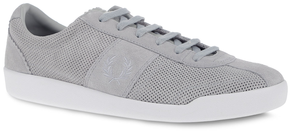 Кеды мужские Fred Perry Stockport Unlined Suede, цвет: светло-серый. B8230-432. Размер 9,5 (42,5)B8230-432 Кеды мужские Fred Perry Stockport Unlined Suede, цвет: светло-серый. B8230-432. Размер 9,5 (42,5)B8230-432Стильные мужские кеды Stockport Unlined Suede от Fred Perry покорят вас с первого взгляда! Модель выполнена из натуральной замши и оформлена перфорацией, сбоку - вышивкой в виде логотипа бренда, на язычке - фирменным тиснением. Перфорация позволяет ногам дышать. Классическая шнуровка обеспечивает надежную фиксацию обуви на ноге. Стелька из EVA с текстильной поверхностью гарантирует комфорт при движении. Прочная резиновая подошва с рельефным рисунком обеспечивает сцепление с любой поверхностью. Такие кеды займут достойное место в вашем гардеробе.
