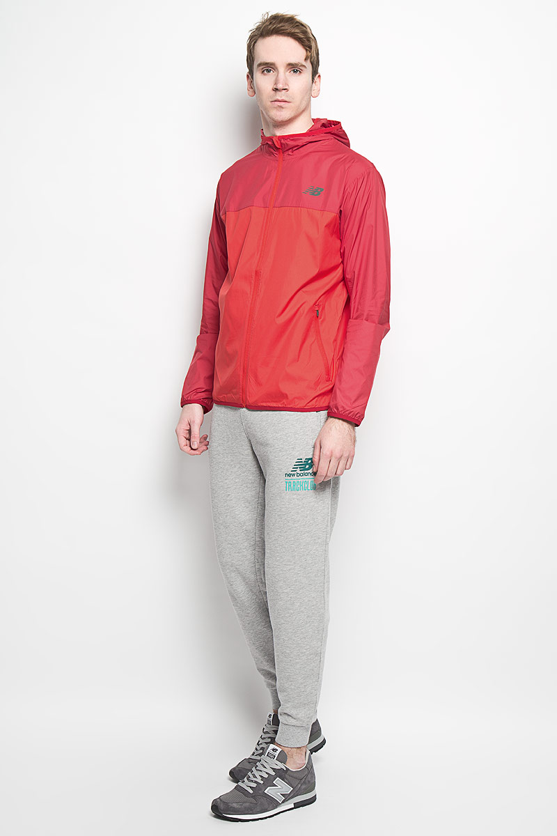 ВетровкаMJ53042/BK ВетровкаMJ53042/BKСтильная мужская ветровка для бега New Balance отлично подойдет для занятий спортом в прохладные дни. Модель с длинными рукавами и несъемным капюшоном застегивается на застежку-молнию и дополнена ветрозащитным клапаном изнутри. Изделие дополнено двумя втачными карманами на молниях спереди, а также двумя внутренними накладными карманами. Манжеты рукавов и низ ветровки дополнены узкими эластичными резинками. Ветровка оформлена светоотражающим логотипом производителя. Такая ветровка не продувается, она надежно сохранит тепло и защитит вас от ветра и дождя. Эта модная и в то же время комфортная ветровка согреет вас во время занятий на свежем воздухе и отлично подойдет как для прогулок, так и для бега и фитнеса.