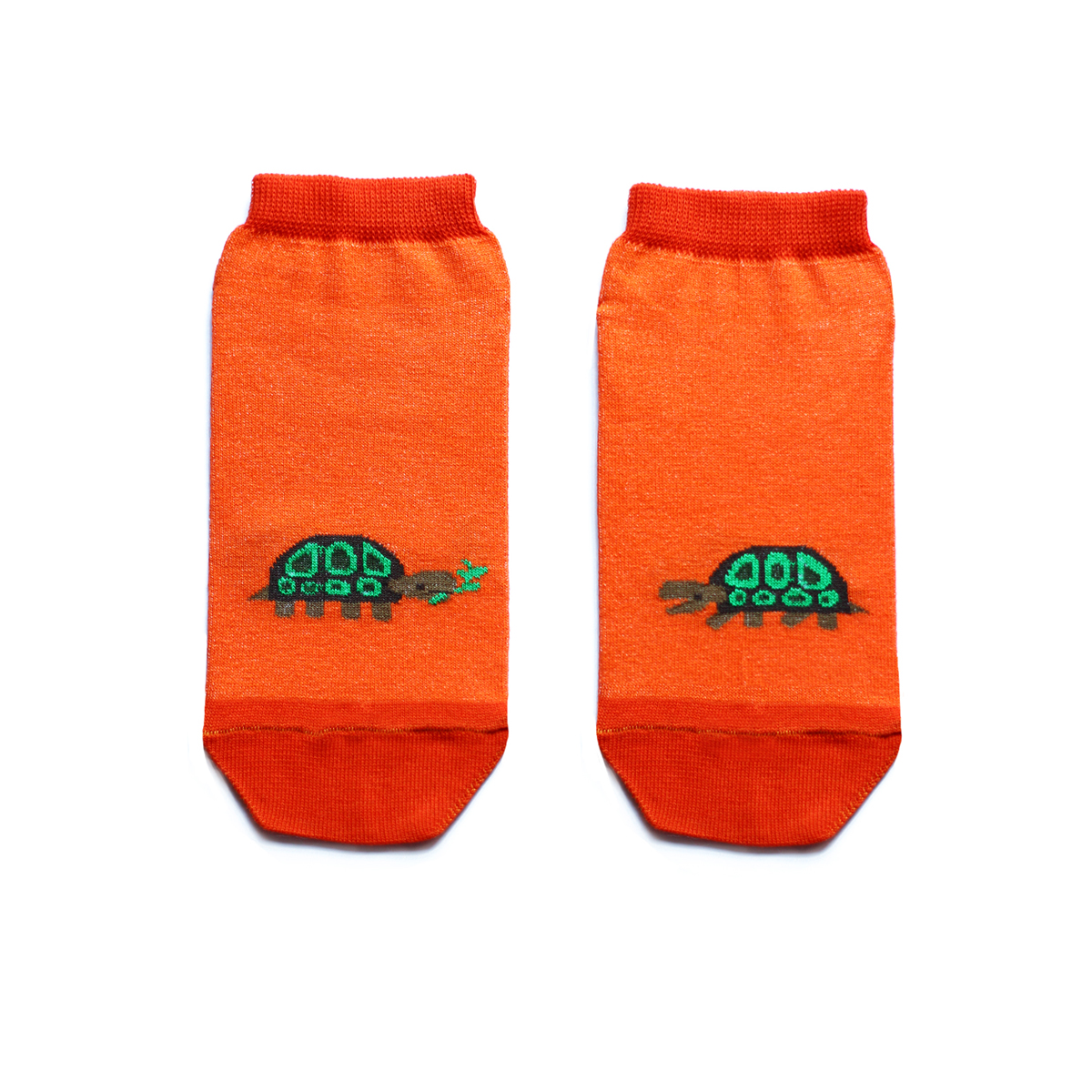 Носкиca1522 Носкиca1522Укороченные женские носки Big Bang Socks изготовлены из высококачественного хлопка с добавлением полиамидных и эластановых волокон, которые обеспечивают великолепную посадку. Носки отличаются ярким стильным дизайном, они оформлены изображением черепахи. Удобная резинка идеально облегает ногу и не пережимает сосуды, а усиленные пятка и мысок повышают износоустойчивость носка. Дизайнерские носки Big Bang Socks - яркая деталь в вашем образе и оригинальный подарок для друзей и близких.