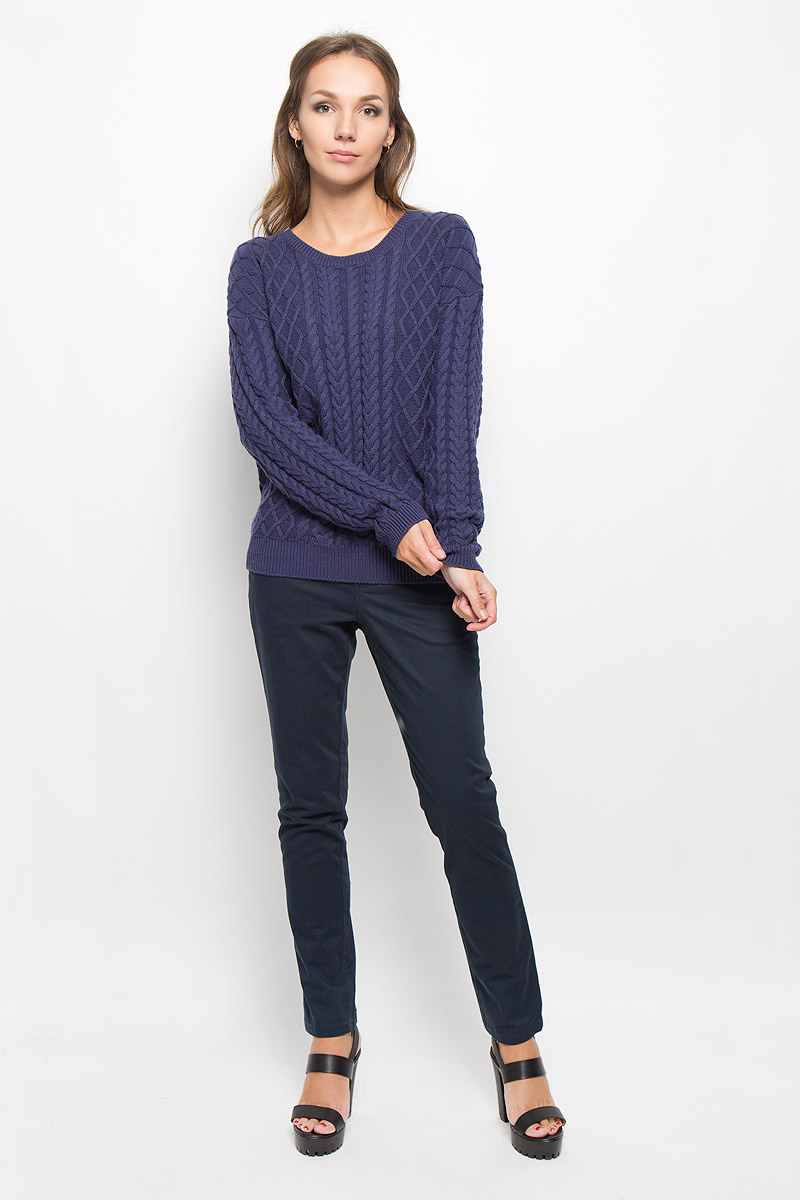 ДжемперW8077Q8RK ДжемперW8077Q8RKЖенский джемпер Wrangler изготовлен из необычайно мягкого и тактильно приятного материала. Изделие хорошо сохраняет тепло, не стесняет движений. Модель с круглым вырезом горловины и длинными рукавами оформлена вязаным рельефным узором. Вырез горловины, манжеты и низ изделия связаны резинкой. Джемпер украшен небольшой фирменной подвеской. Такой джемпер займет достойное место в вашем гардеробе!