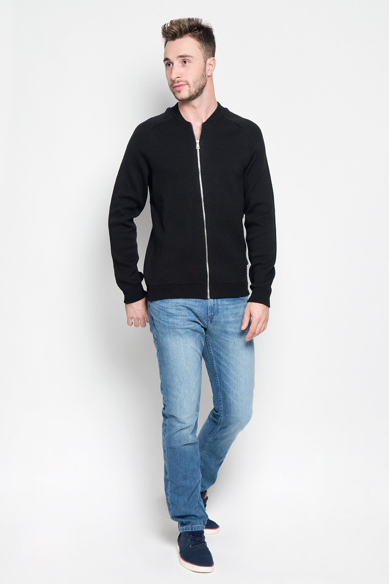 Кофта3021732.00.12_2999 Кофта3021732.00.12_2999Мужская кофта Tom Tailor Denim, выполненная из натурального хлопка, станет стильным дополнением к вашему образу. Материал изделия мягкий, приятный на ощупь, не сковывает движения и позволяет коже дышать. Модель с круглым вырезом горловины и длинными рукавами-реглан застегивается на металлическую молнию. Вырез горловины дополнен мягкой резинкой. Манжеты и низ кофты связаны резинкой, что предотвращает деформацию при носке. Изделие украшено фирменной нашивкой. Современный дизайн и расцветка делают эту кофту модным и стильным предметом мужской одежды, в ней вы всегда будете чувствовать себя уютно и комфортно!