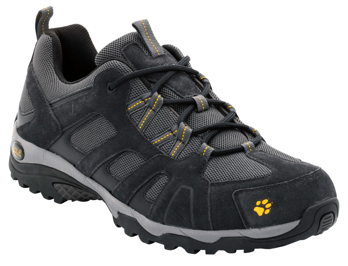 Кроссовки трекинговые мужские Jack Wolfskin Vojo Hike Low M, цвет: темно-серый. 4014071-6350. Размер 7,5 (40,5)4014071-6350 Кроссовки трекинговые мужские Jack Wolfskin Vojo Hike Low M, цвет: темно-серый. 4014071-6350. Размер 7,5 (40,5)4014071-6350Мужские туристические кроссовки Vojo Hike Low от Jack Wolfskin созданы специально для легких походов. Голенище в основании выполнено из воздухопроницаемой сетчатой ткани, усиленной снаружи конструкцией из кожи и замши, которые улучшают устойчивость. Материал верха: комбинация замши и кожи со вставками из сетчатого материала. Быстросохнущая подкладка Circuliner с дышащей способностью выполнена из полиэстера. Стелька из EVA с текстильным покрытием способствует амортизации и комфорту. Подъем дополнен шнуровкой, которая гарантирует надежную фиксацию на ноге. Язычок и задник дополнены ярлычками для более удобного надевания обуви. Гибкая и легкая туристическая подошва Traction с хорошей амортизацией состоит из внешней подошвы из гибкой износостойкой резины, рисунок протектора которой обеспечивает оптимальное сцепление, и легкой внутренней подошвы из полимера, которая гарантирует высокий уровень комфорта и отличную амортизацию.В области пальцев и пяток в модели предусмотрены защитные покрытия. Такие кроссовки займут достойное место в вашем гардеробе.