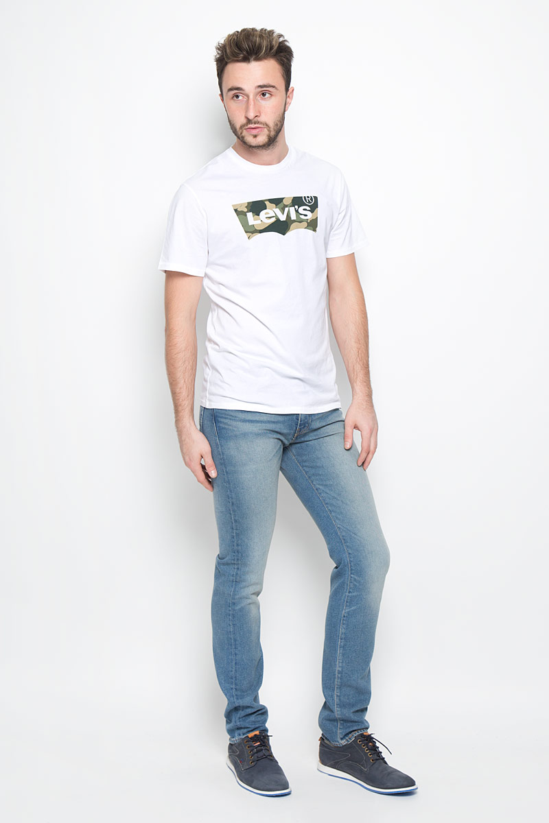 Джинсы мужские Levis® 511, цвет: голубой джинс. 451120050. Размер 33-34 (48/50-34)451120050 Джинсы мужские Levis® 511, цвет: голубой джинс. 451120050. Размер 33-34 (48/50-34)451120050Мужские джинсы Levis® 511 выполнены из качественного денима. Ткань с добавлением эластана обеспечивает наилучшую посадку и сохранение формы, она легкая, мягкая и тактильно приятная, хорошо пропускает воздух.Джинсы с заниженной талией застегиваются на металлическую пуговицу и имеют ширинку на застежке-молнии. Современный прямой силуэт не стесняет движений. На поясе предусмотрены шлевки для ремня. Спереди расположены два втачных кармана и один маленький накладной, а сзади - два накладных кармана. Изделие оформлено перманентными складками, украшено металлическими клепками и прострочкой.Отличное качество, дизайн и расцветка делают эти джинсы стильным и модным предметом мужской одежды.