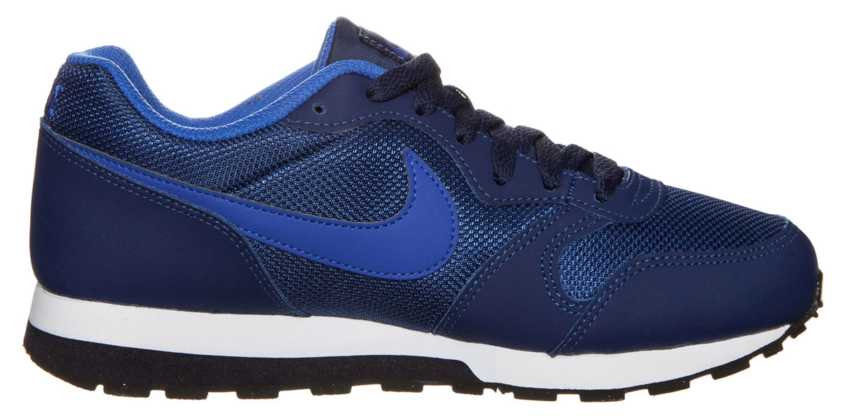Кроссовки807316-001 Кроссовки807316-001Кроссовки Nike MD Runner 2 с воздухопроницаемым верхом из сетки и накладками из натурального спилка, выполнены в стиле легендарной модели для бега 1990-х. Модель сохраняет все оригинальные детали, кроме промежуточной подошвы. Вместо пеноматериала EVA в ней используется инжектированный филон, обеспечивающий амортизацию без утяжеления. У модели удобная шнуровка, текстильная внутренняя отделка и мягкая стелька с текстильной накладкой, а также резиновая подошва с протектором.