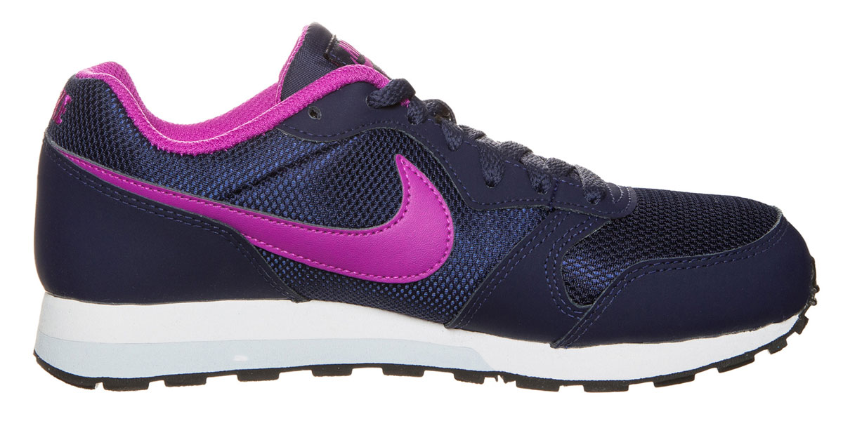 Кроссовки детские Nike MD Runner, цвет: темно-синий. 807319-401. Размер 5,5 (37,5)807319/807320 Кроссовки детские Nike MD Runner, цвет: темно-синий. 807319-401. Размер 5,5 (37,5)807319/807320Детские кроссовки MD Runner от Nike выполнены из натуральной кожи и текстиля. Подкладка из текстиля не натирает. Стелька из ЭВА материала с текстильной поверхностью комфортна при движении. Шнуровка надежно зафиксирует модель на ноге. Промежуточная подошва из филона обеспечивает амортизацию без утяжеления. Резиновая подошва дополнена рифлением.