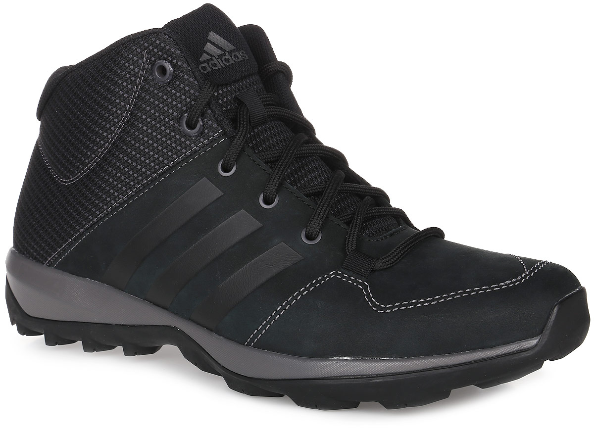 БотинкиB27276 БотинкиB27276Мужские высокие ботинки Daroga Plus Mid от adidas с текстильным голенищем и дышащей сетчатой подкладкой выполнены из мягкого нубука. Легкая и упругая промежуточная подошва и цепкая подметка Traxion обеспечивают комфорт и устойчивость на пересеченной местности, специальный глубокий протектор адаптирован для оптимального сцепления даже с мокрыми поверхностями. Вставка Adiprene в пяточной части обеспечивает превосходную амортизацию при ударных нагрузках. Классическая шнуровка надежно зафиксирует модель на ноге. По бокам модель оформлена фирменными тремя полосками.