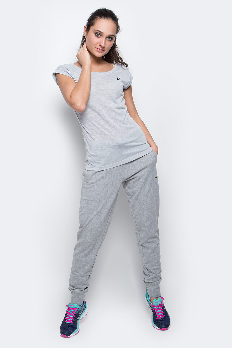 Футболка136042-0656 Футболка136042-0656Женская футболка Asics Layering Top выполнена из полиэстера с добавлением вискозы. Модель с короткими цельнокроеными рукавами и круглым вырезом горловины.Спереди футболка дополнена логотипом бренда. Технология Motion Dry позволяет выводить влагу, оставляя тело сухим и сохраняя его оптимальный температурный режим.