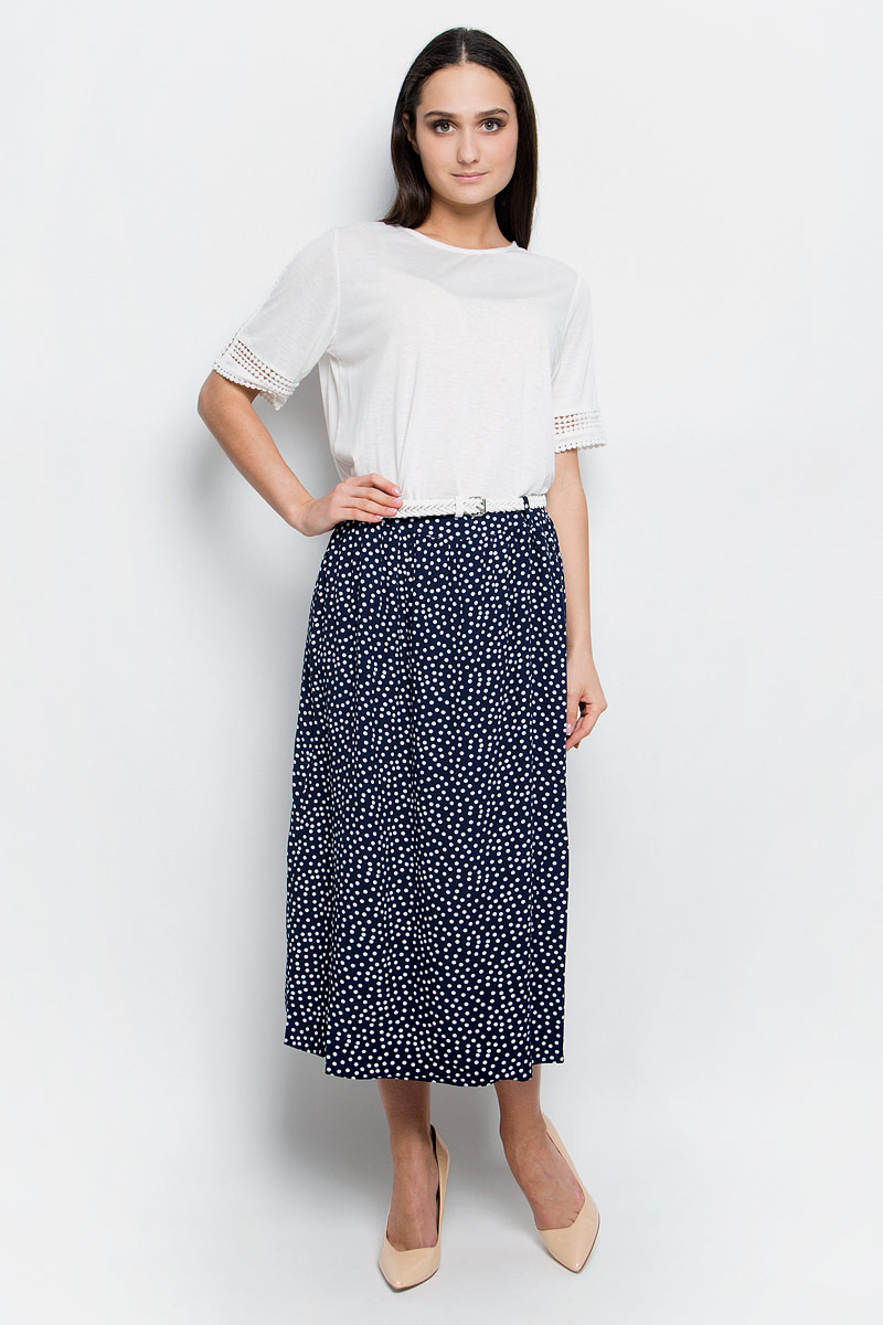 ЮбкаB477011_Dark Navy Printed ЮбкаB477011_Dark Navy PrintedЮбка Baon выполнена из 100% вискозы. Удлиненная модель застегивается на застежку-молнию на спинке, дополнена шлевками для ремня. Модель оформлена контрастным принтом в мелкий горох. В комплект входит плетеный ремень с металлической пряжкой.