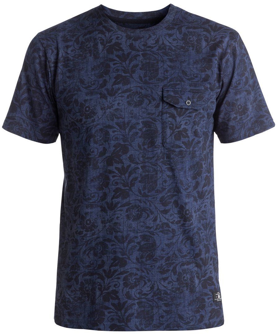 ФутболкаEDYKT03325-BRA1 ФутболкаEDYKT03325-BRA1Мужская футболка DC Shoes выполнена из 100% натурального хлопка. Модель отличается простым кроем, однако ее изюминка - в мягком приятном хлопке и красивой расцветке. Футболка имеет круглый вырез горловины и короткие рукава. На груди расположен накладной кармашек, закрывающийся клапаном на пуговицу, линия подола сзади слегка занижена, внизу имеются вентиляционные прорези с отделкой тесьмой с изнанки. Модель имеет сплошной рисунок с цветочными мотивами.