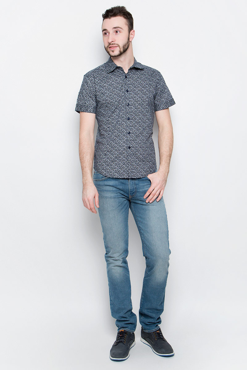 РубашкаB687026_Deep Navy Printed РубашкаB687026_Deep Navy PrintedМужская рубашка Baon выполнена из хлопковой ткани, оформленной оригинальным принтом. Модель с отложным воротником и стандартными короткими рукавами. Спереди изделие застегивается на пуговицы. Подол полукруглый.