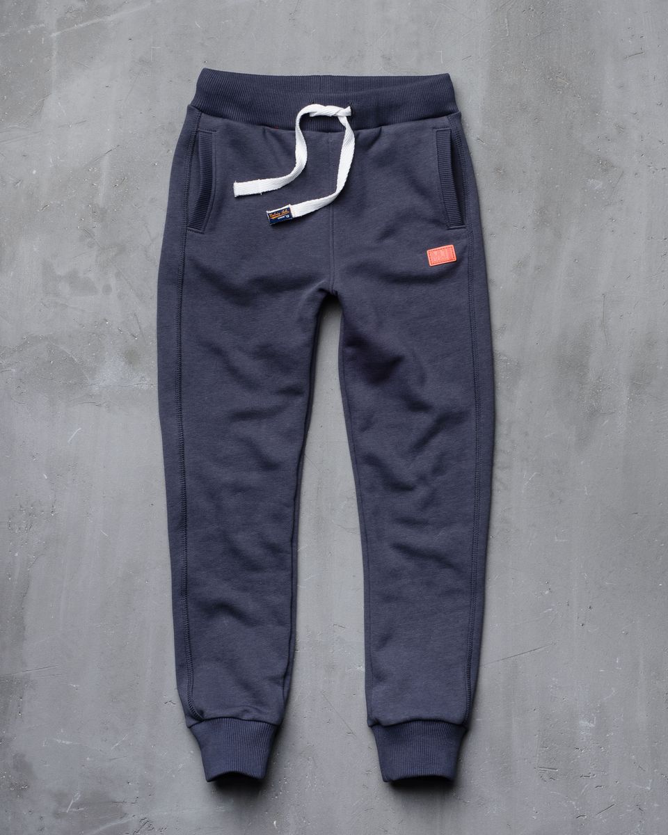 Брюки спортивные15B00010702/LABEL_ORANGE Брюки спортивные15B00010702/LABEL_ORANGEСпортивные брюки Modniy Juk изготовлены из высококачественной мягкой ткани. Модель полуприлегающего силуэта заужена к низу. Комфортный мягкий пояс и манжеты из трикотажной резинки. Брюки дополнены боковыми карманами. Яркая вышивка в стиле Modniy Juk.