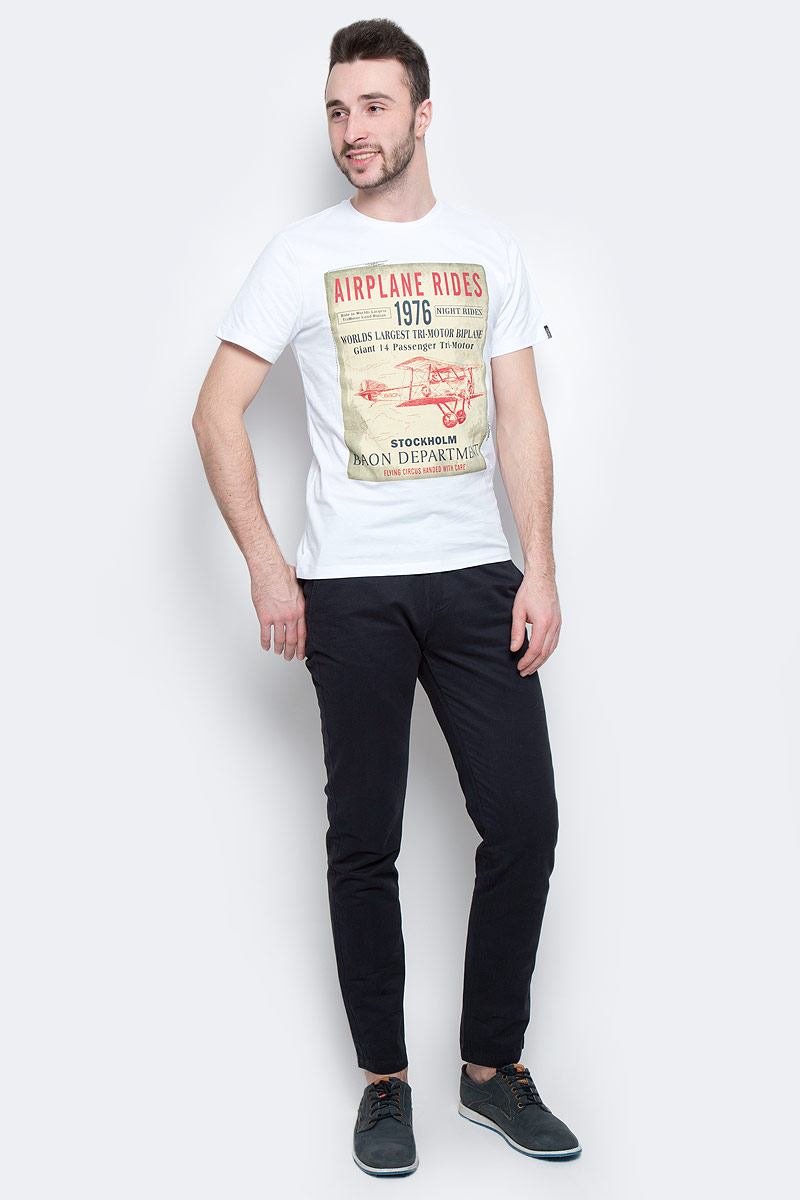 БрюкиB797007_Deep Navy БрюкиB797007_Deep NavyМодные мужские брюки Baon выполнены из высококачественного 100% хлопка. Брюки прямой модели имеют стандартную талию. Застегиваются на пуговицу в поясе и ширинку на молнии. Имеются шлевки для ремня. Спереди расположены два боковых прорезных кармана, а сзади - два прорезных кармана на пуговице.