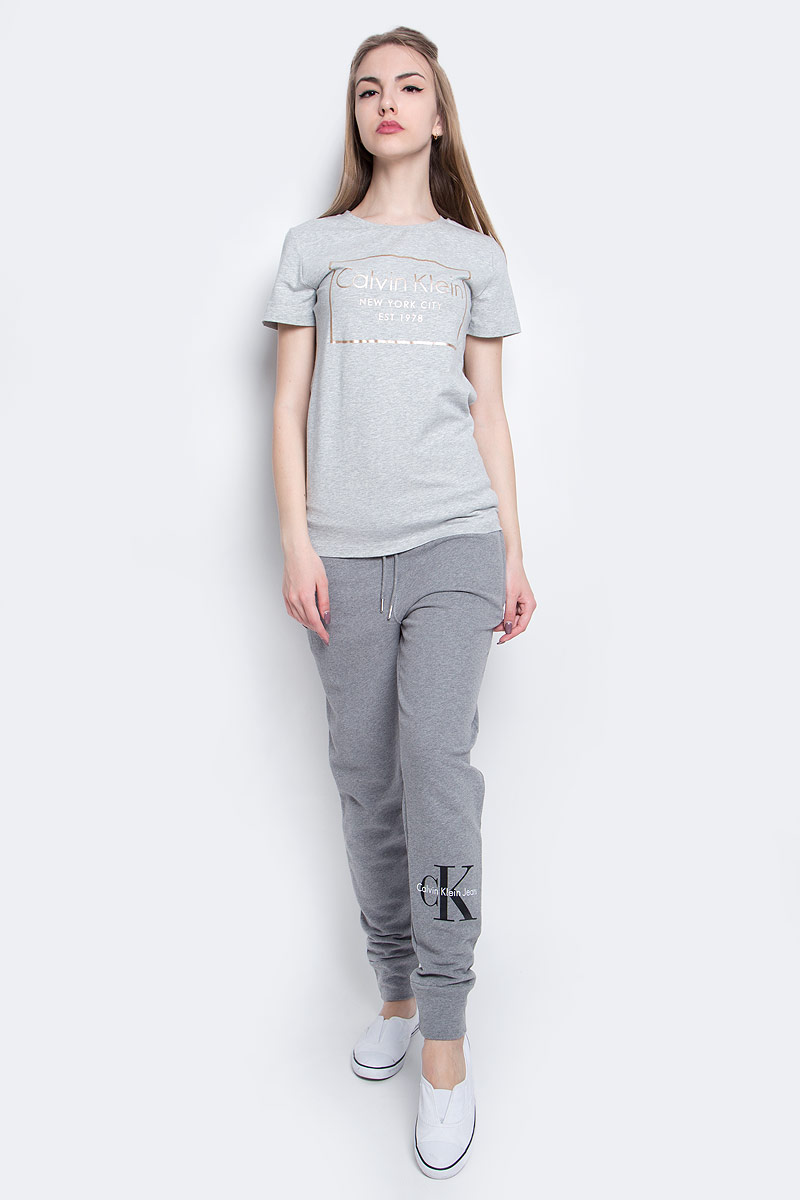 Футболка женская Calvin Klein Jeans, цвет: серый. J20J205315_0380. Размер M (44/46)J20J205315_0380 Футболка женская Calvin Klein Jeans, цвет: серый. J20J205315_0380. Размер M (44/46)J20J205315_0380Женская футболка Calvin Klein Jeans изготовлена из высококачественного эластичного хлопка. Модель с короткими рукавами и круглым вырезом горловины украшена блестящим принтом с логотипом бренда.