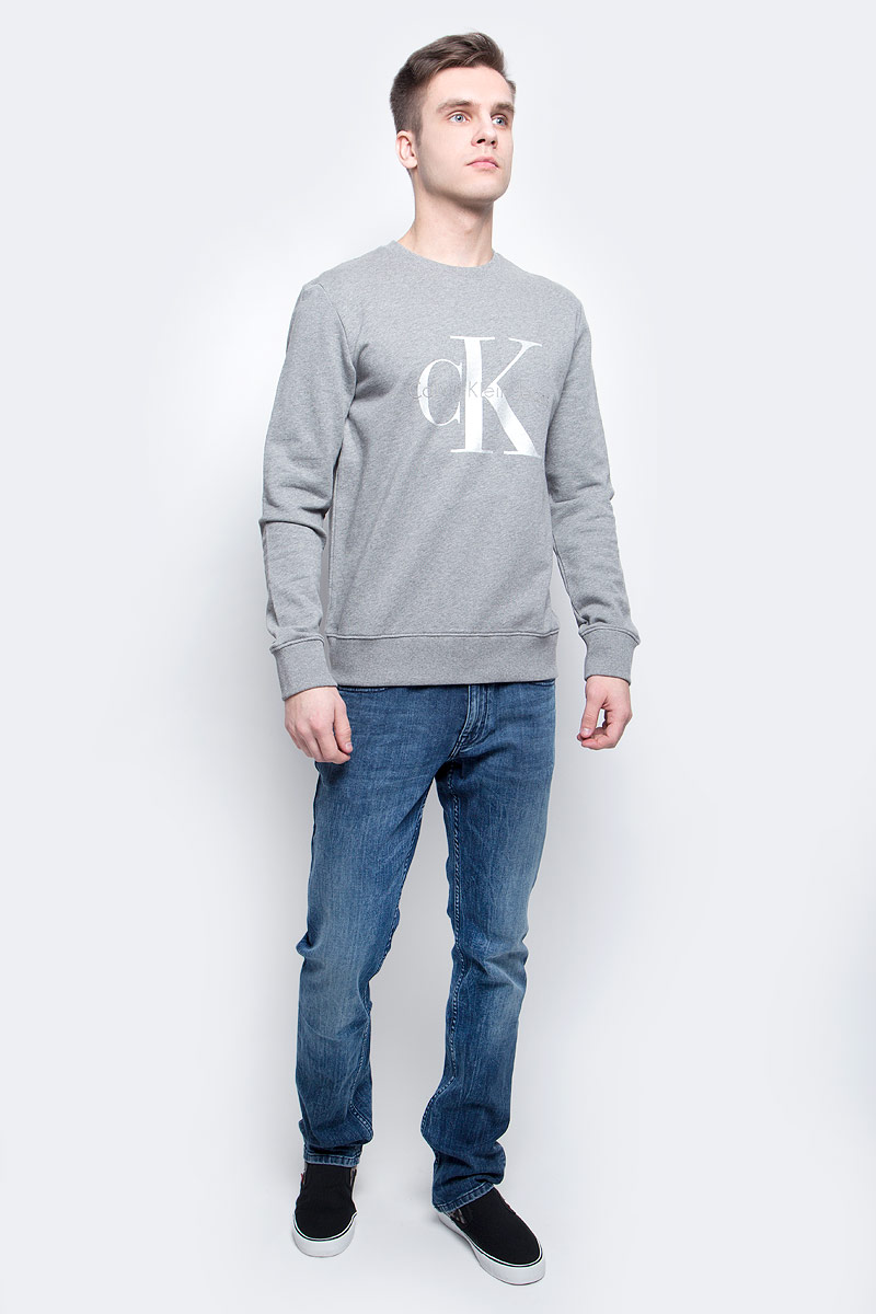 ТолстовкаJ30J304958_0380 ТолстовкаJ30J304958_0380Толстовка мужская Calvin Klein Jeans изготовлена из натурального хлопка. Модель выполнена с круглым вырезом и длинными рукавами. Спереди толстовка декорирована оригинальным принтом с названием бренда. Низ изделия, горловина и рукава дополнены эластичными манжетами.