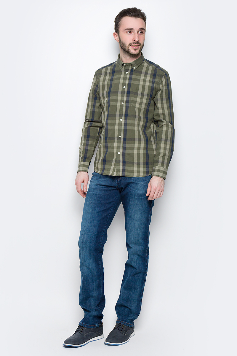 РубашкаW58744MRM РубашкаW58744MRMМужская рубашка Wrangler Button-Down изготовлена из натурального хлопка. Модель с длинными рукавами имеет на груди один накладной карман. Рубашка застегивается на пуговицы. Воротничок и манжеты рукавов оснащены застежками-пуговицами. Низ модели слегка закруглен.
