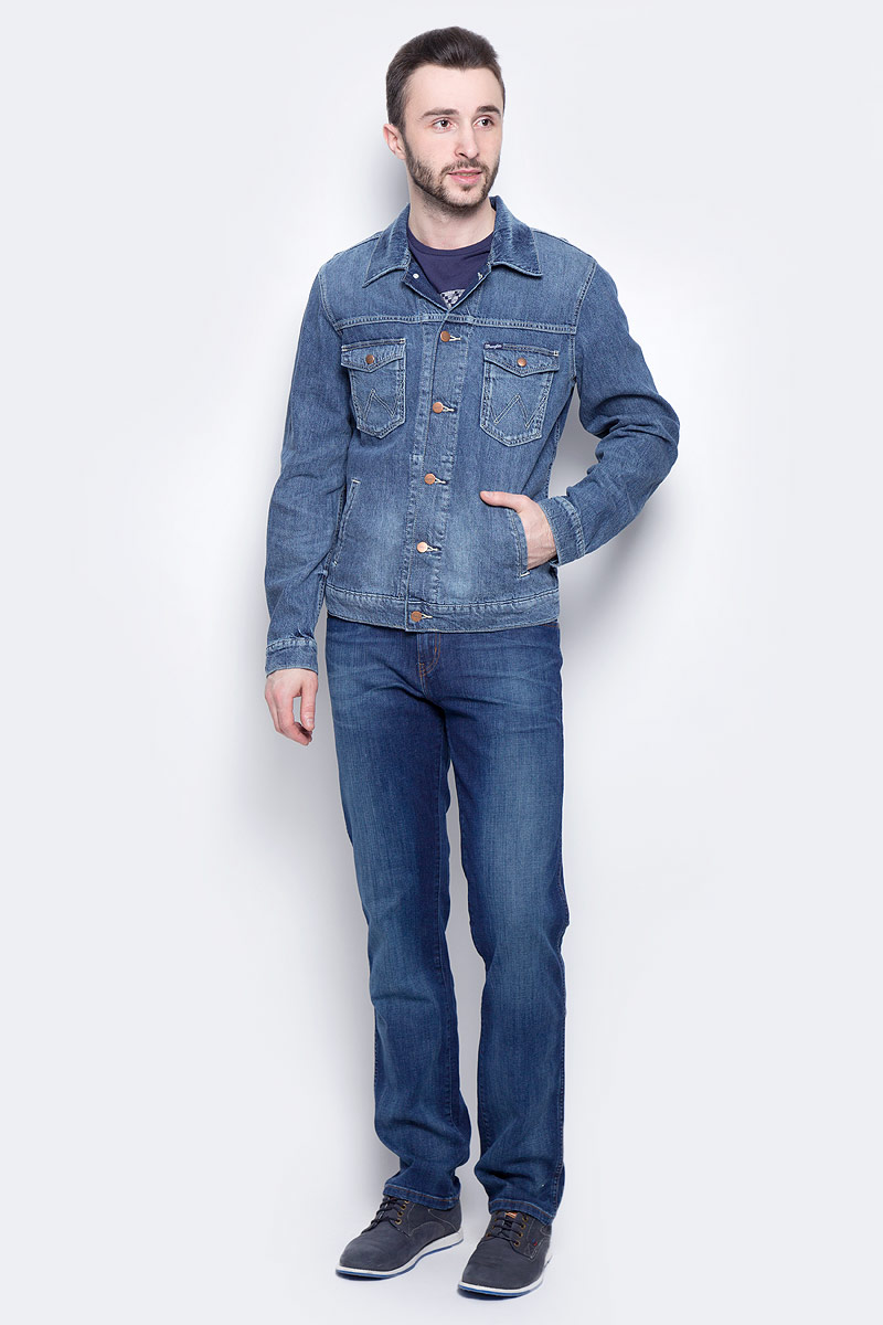 КурткаW443AV93W КурткаW443AV93WМужская джинсовая куртка Wrangler c длинными рукавами и отложным воротником выполнена из хлопка с добавлением льна. Модель застегивается на пуговицы спереди. Изделие имеет два накладных нагрудных кармана с клапанами на кнопках и два прорезных кармана спереди. Манжеты рукавов застегиваются на кнопки. Модель оформлена декоративными потертостями.