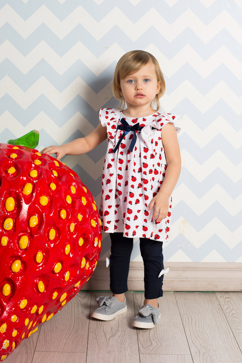 Леггинсы712032 Леггинсы712032Яркие лосины для девочки Sweet Berry выполнены из качественного хлопкового материала. Укороченная модель стандартной посадки на талии имеет пояс на мягкой резинке. Низ брючин с боков оформлен эластичной сборкой и бантиками.