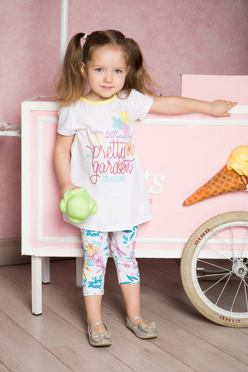 Футболка712013 Футболка712013Яркая удлиненная футболка для девочки Sweet Berry выполнена из качественного эластичного хлопка. Модель свободного кроя с круглым вырезом горловины и рукавами-фонариками оформлена оригинальным принтом. Воротник дополнен мягкой эластичной бейкой контрастного цвета.