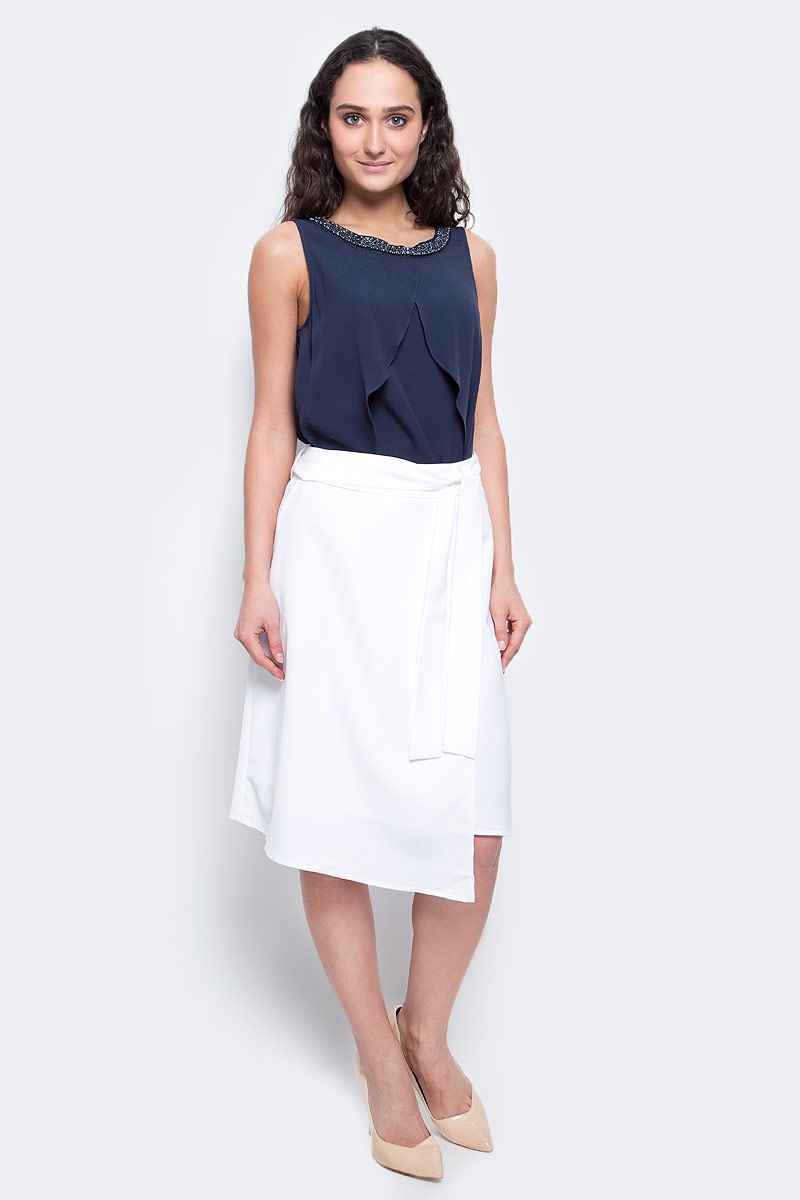 ЮбкаB477023_Dark Navy ЮбкаB477023_Dark NavyСтильная юбка Baon выполнена из полиэстера с добавлением вискозы. Модель трапециевидного кроя с драпировкой и завязывающимся на талии поясом великолепно смотрится на фигуре и подчеркивает все ее достоинства. Длина юбки чуть ниже колена. Изделие застегивается на потайную застежку-молнию, расположенную в боковом шве, и имеет втачные карманы по бокам. Такая юбка станет незаменимой вещью в базовом гардеробе современной и уверенной в себе девушки.