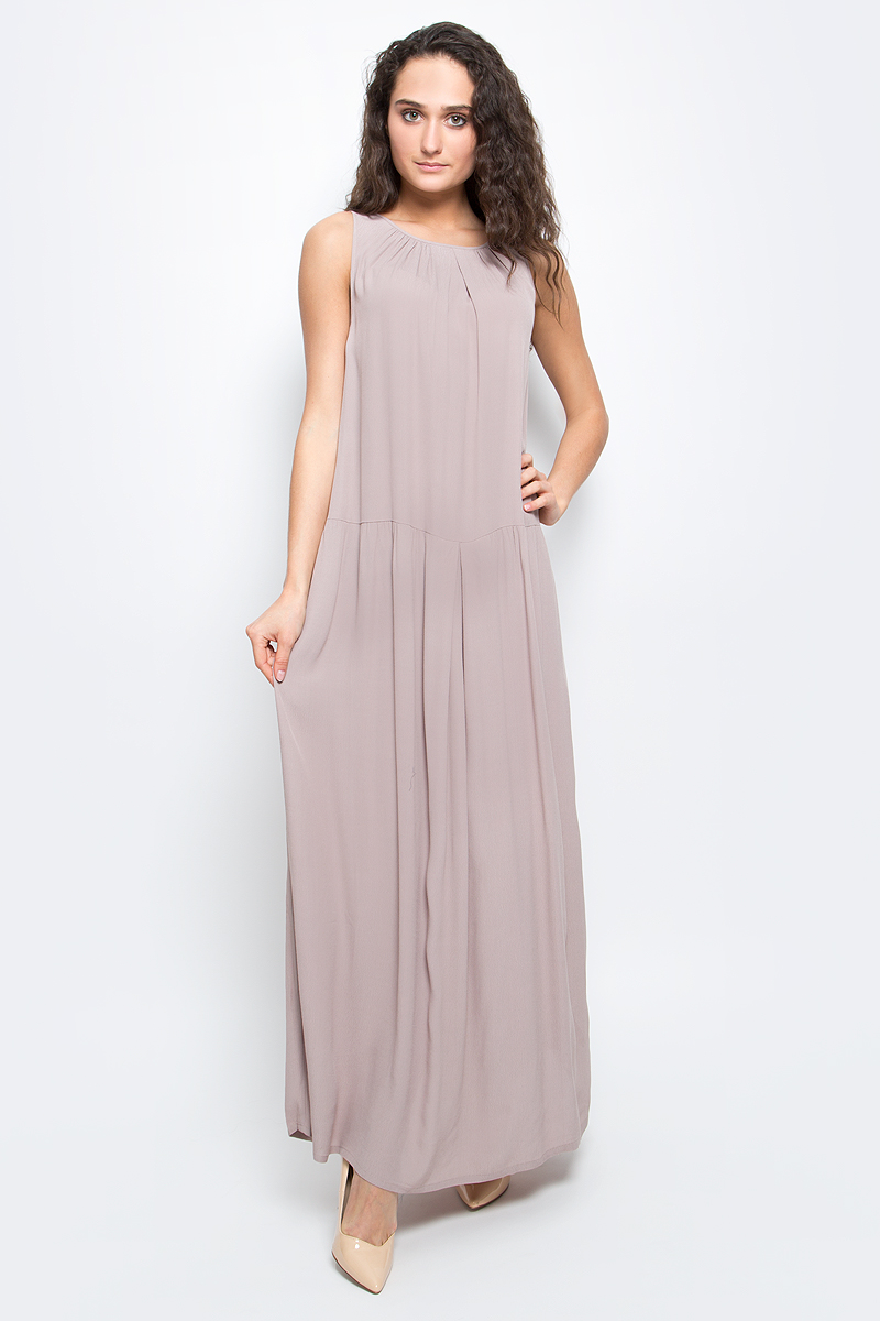 ПлатьеB457095_Dark Navy ПлатьеB457095_Dark NavyСтильное платье Baon выполнено из легкого вискозного материала. Модель макси-длины и свободного кроя - прекрасный вариант на лето. Платье с круглым вырезом горловины и без рукавов застегивается на пуговицы на спинке. Платье оформлено крупными складками и дополнено двумя карманами по бокам.