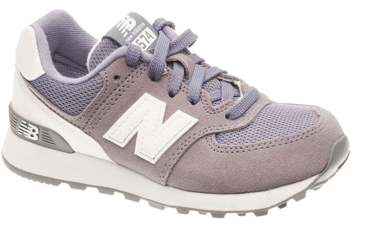 Кроссовки детские New Balance 574, цвет: серый. KL574CKP/M. Размер 2,5 (34,5)KL574CKP/M Кроссовки детские New Balance 574, цвет: серый. KL574CKP/M. Размер 2,5 (34,5)KL574CKP/MМодные кроссовки от New Balance очаруют вашего ребенка с первого взгляда! Модель изготовлена из высококачественного материала со вставками из натуральной замши. Модель оформлена на язычке и заднике логотипом бренда. Шнуровка надежно фиксирует обувь на ноге. Подкладка и стелька из текстиля, обеспечат комфорт и уют детским ножкам. Подошва с рифлением гарантирует отличное сцепление с любыми поверхностями. Стильные кроссовки займут достойное место в гардеробе вашего ребенка.
