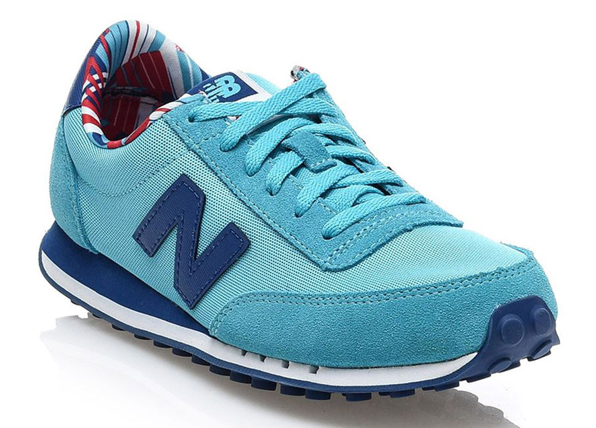 Кроссовки женские New Balance 410, цвет: бирюзовый, синий. WL410CPE/B. Размер 7,5 (38)WL410CPE/B Кроссовки женские New Balance 410, цвет: бирюзовый, синий. WL410CPE/B. Размер 7,5 (38)WL410CPE/BСтильные женские кроссовки от New Balance придутся вам по душе. Верх модели выполнен из высококачественных материалов. По бокам обувь оформлена декоративными элементами в виде фирменного логотипа бренда, на язычке - фирменной нашивкой. Классическая шнуровка надежно зафиксирует изделие на ноге. Мягкая верхняя часть и подкладка, изготовленная из текстиля, гарантируют уют и предотвращают натирание. Стелька из текстиля обеспечивает комфорт. Подошва оснащена рифлением для лучшей сцепки с поверхностями. Удобные кроссовки займут достойное место среди коллекции вашей обуви.
