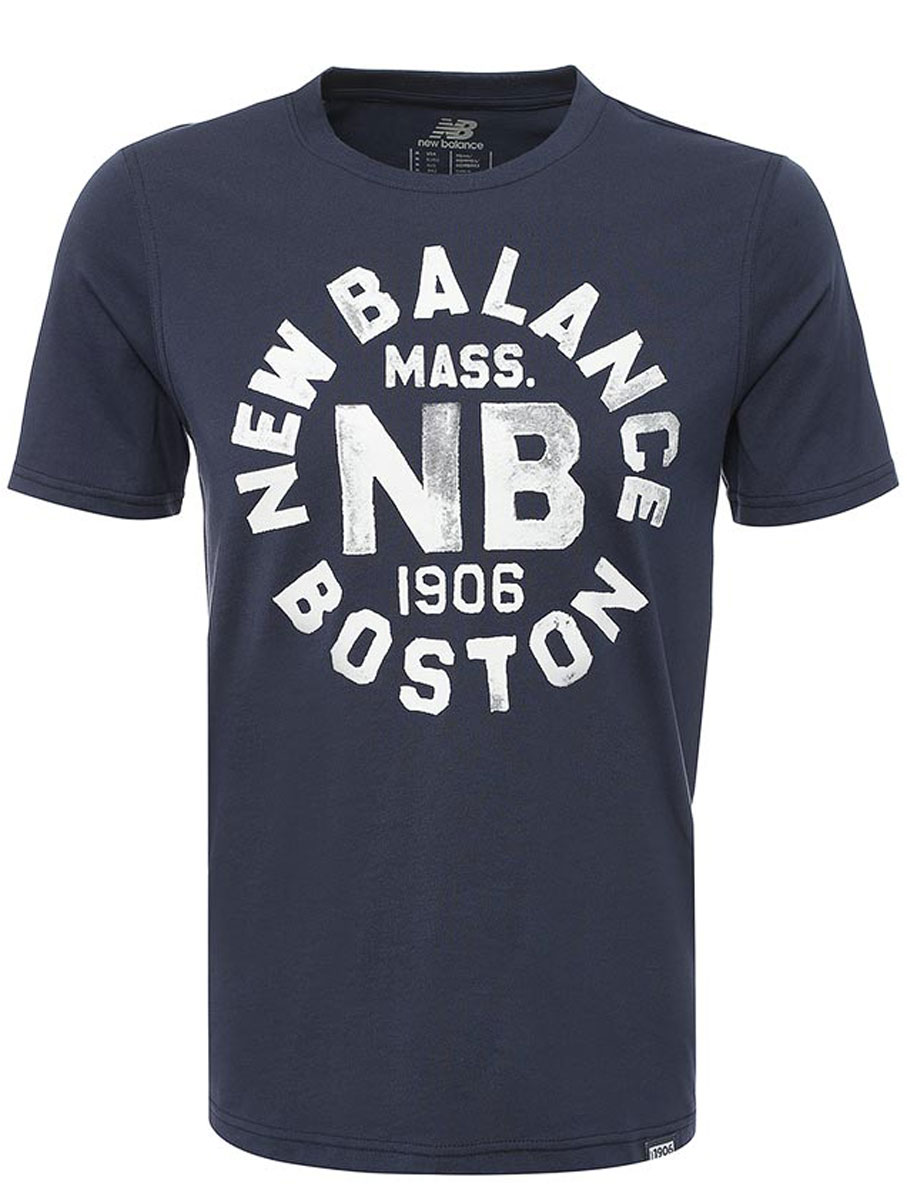 Футболка мужская New Balance Boston Tee, цвет: синий. MT71506/NV. Размер XL (50/52)MT71506/NV Футболка мужская New Balance Boston Tee, цвет: синий. MT71506/NV. Размер XL (50/52)MT71506/NVФутболка мужская Boston Tee от New Balance выполнена из тонкого трикотажа. Модель прямого кроя. Имеет круглый вырез, короткий рукав, спереди принт.